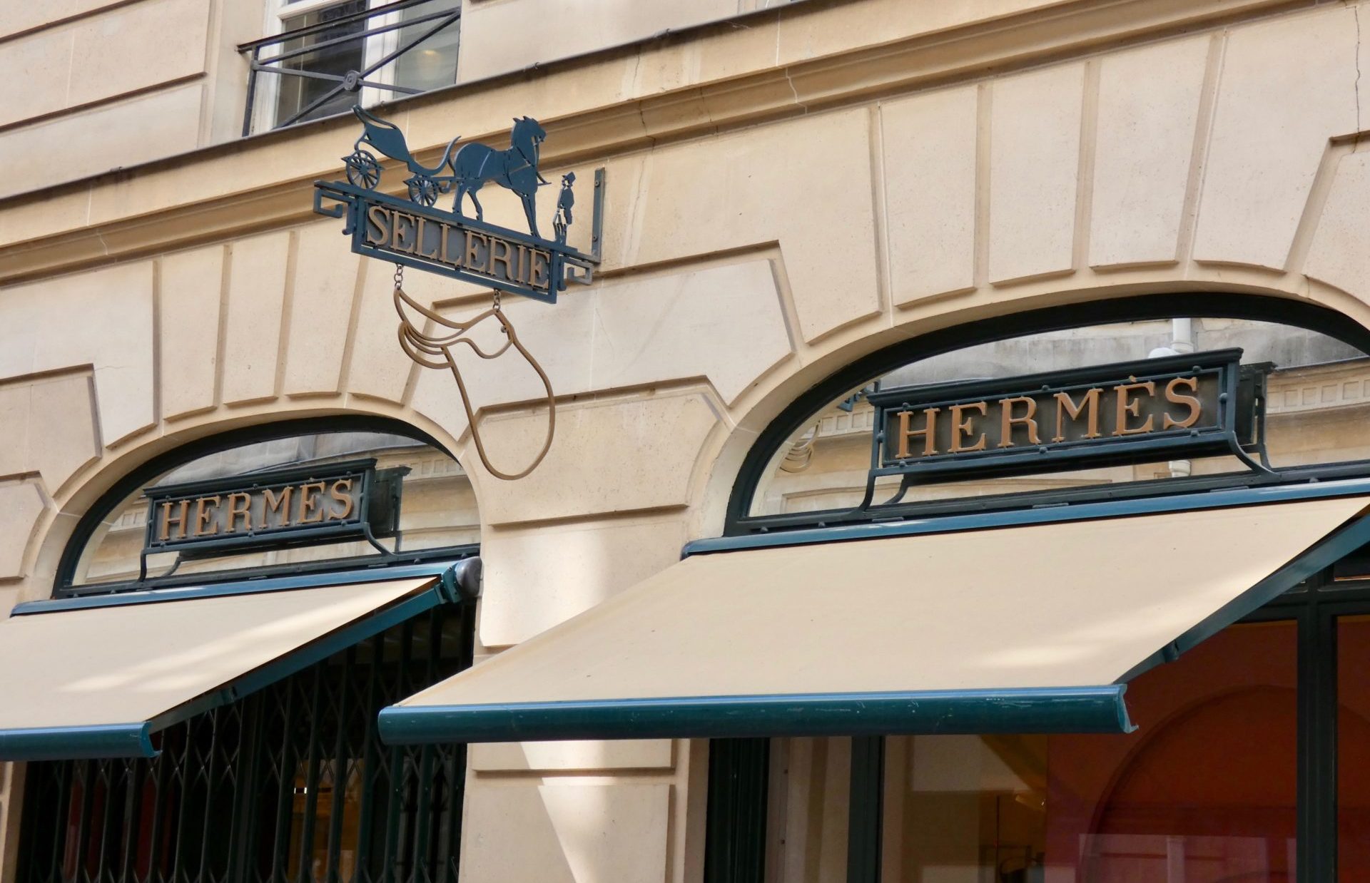Visit history of luxury - Hermes shop Françoise H