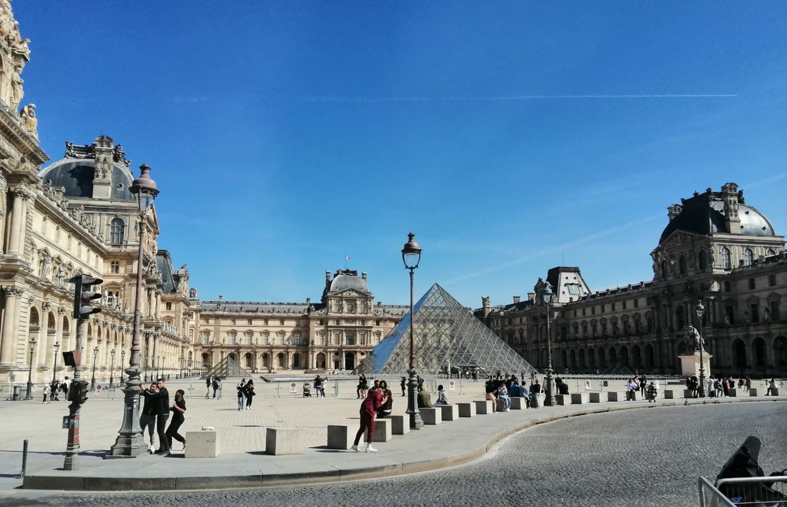 Visit Perspective Paris - Le Louvre Pyramide Delphine