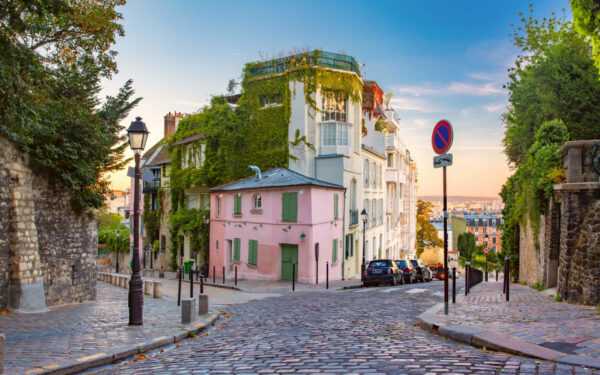 Visit Sacred and Profane in Montmartre Paris - Pink house Fabio