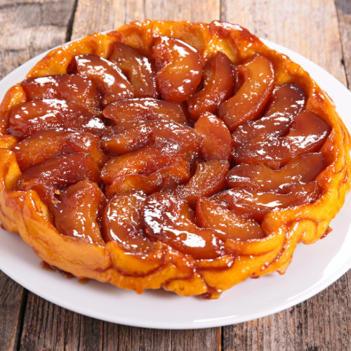 image d'une tarte tatin sur une assiette