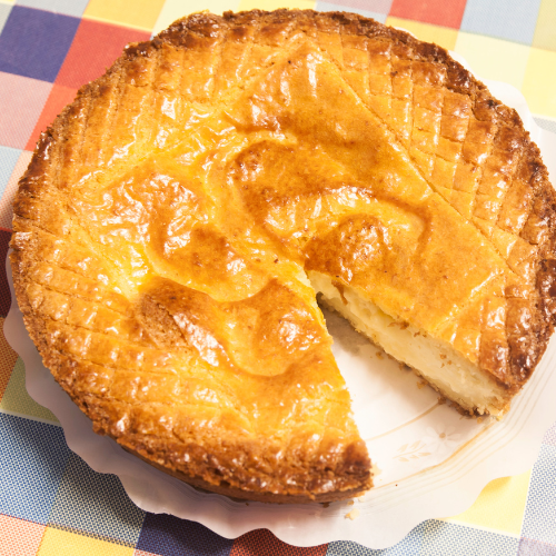 gâteau basque sur une nappe